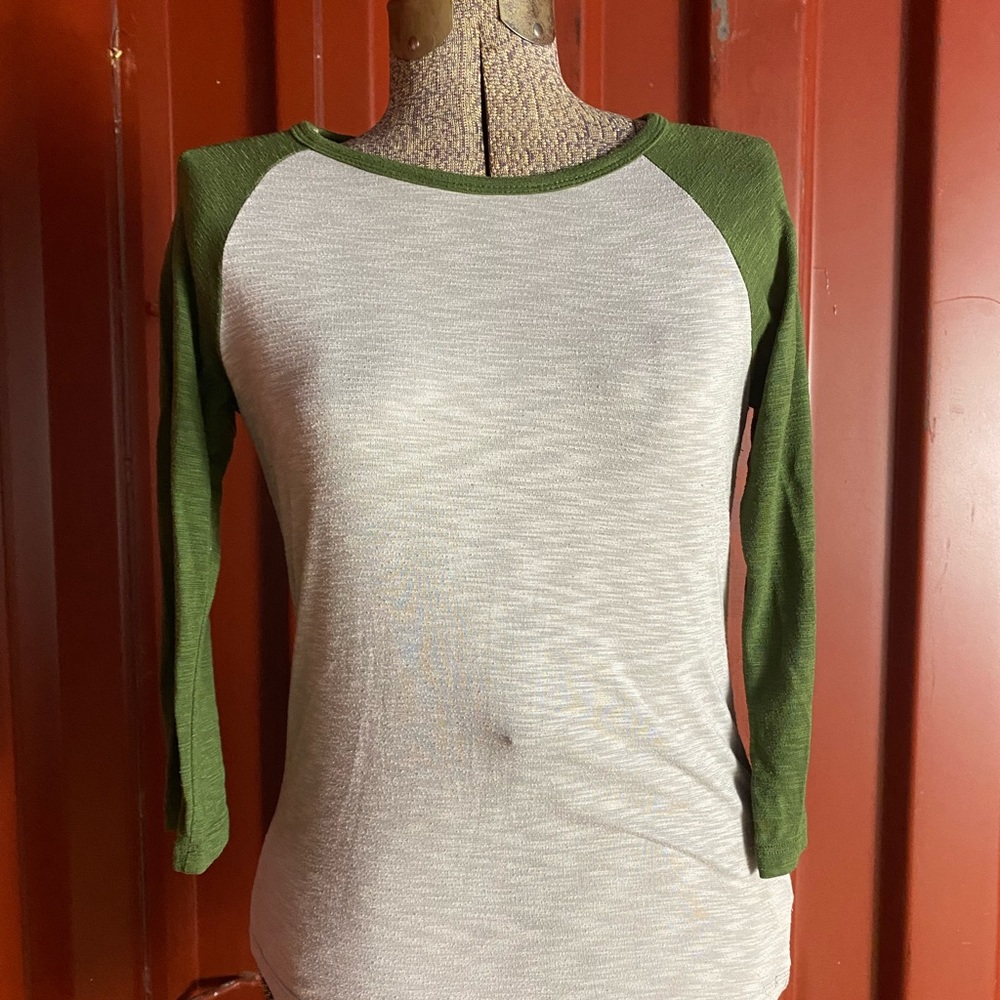 3/4 sleeve sports style shirt